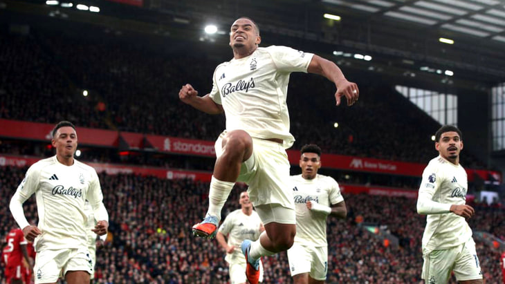 Chelsea and Liverpool eyeing expensive defender