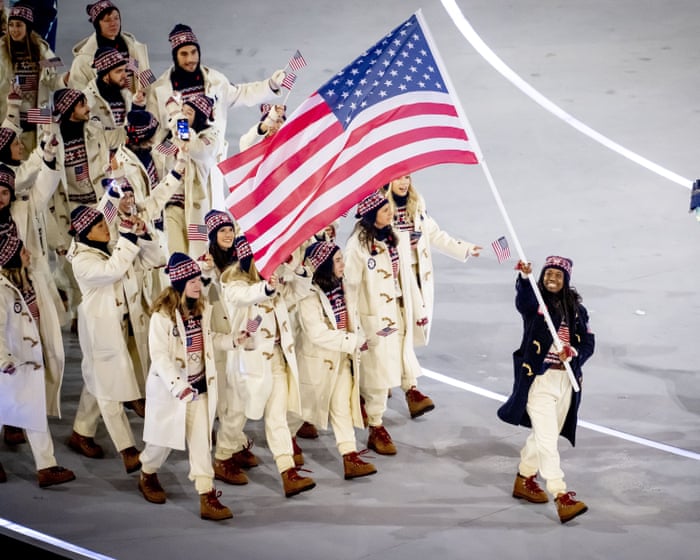 Qishki Olimpiada: Amerika sportchilari siyosat, vatanparvarlik va Tramp hujumlari o'rtasida