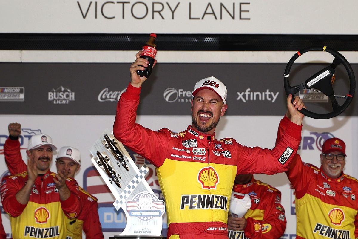 Joey Logano Wins Duel #1, Mears Crashes Out