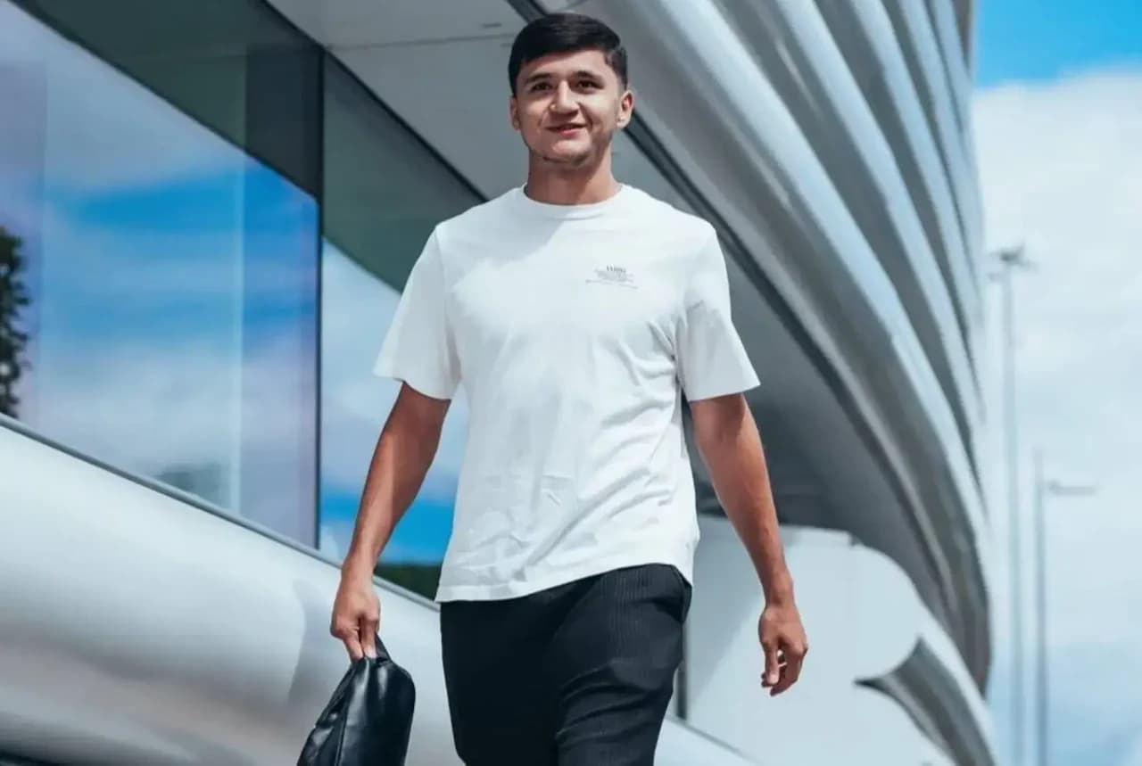 Abduqodir Husanov "Manchester Siti" bilan yangi shartnoma imzoladi