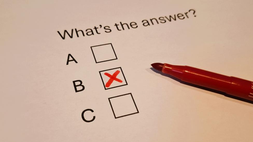 Ko'p tanlovli savollar bizni bir tomonlama fikrlashga undayaptimi?