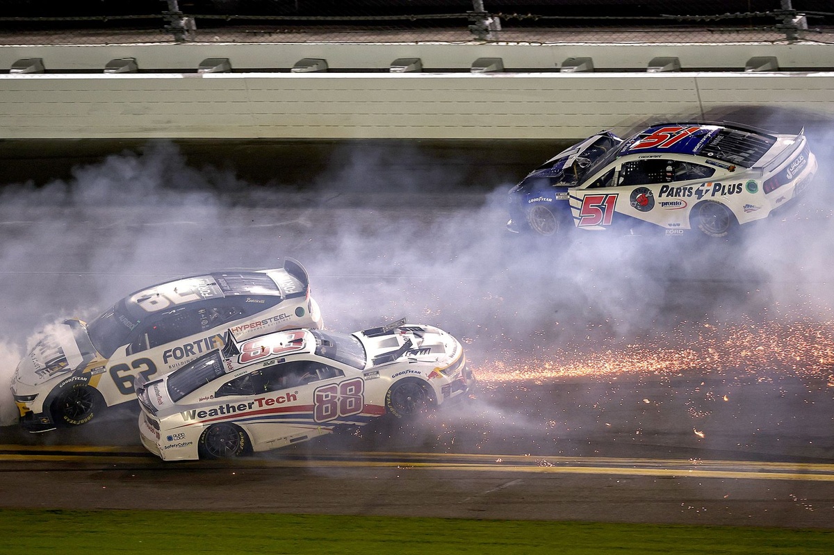 How do Daytona 500 qualifying sessions work?