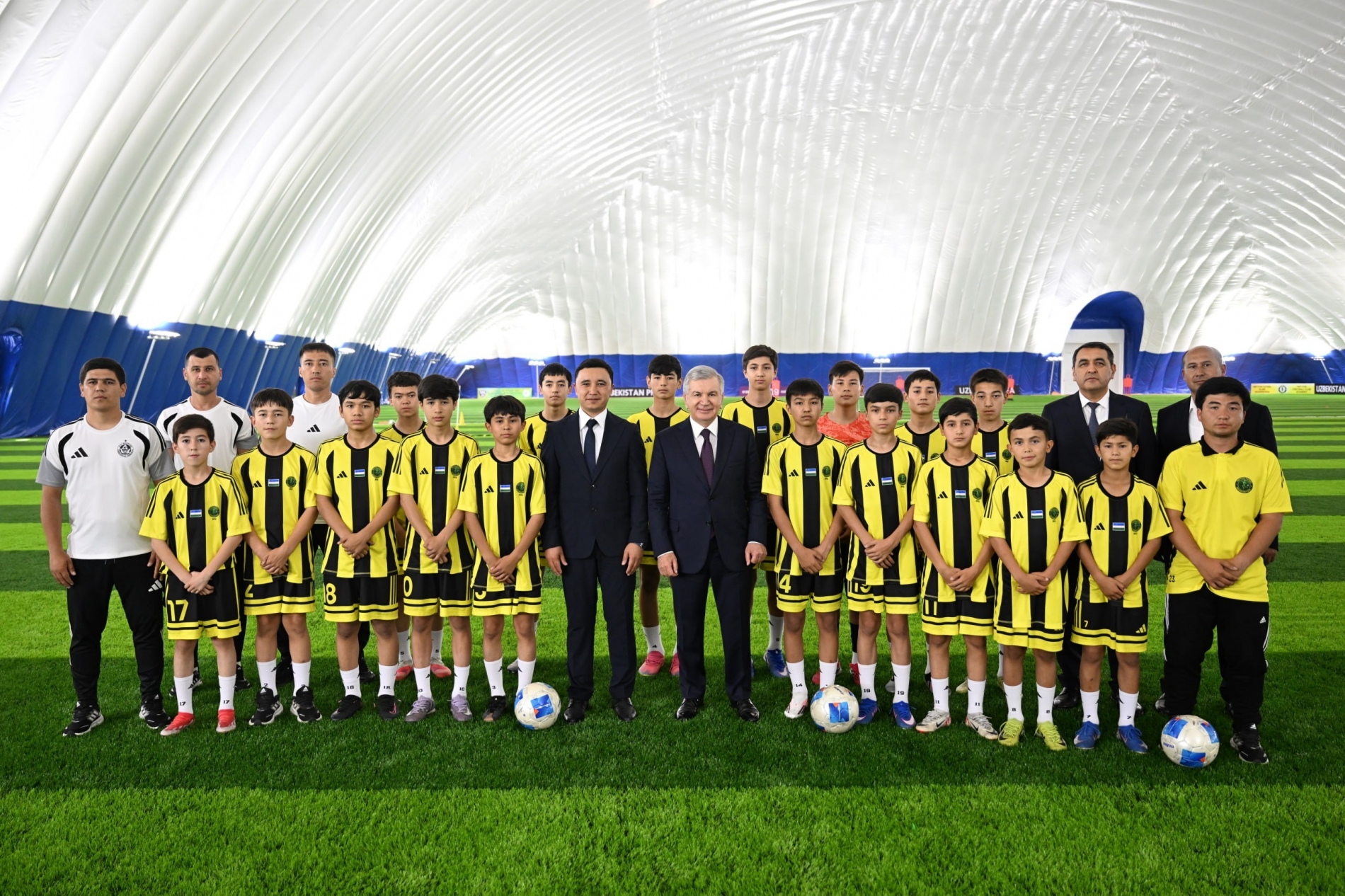 Prezident Shavkat Mirziyoyev "Neftchi" bolalar futbol akademiyasiga tashrif buyurdi