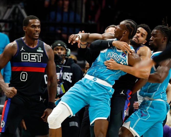 Hornets-Pistons o'yinida janjal chiqib, 4 nafar futbolchi maydondan chetlatildi