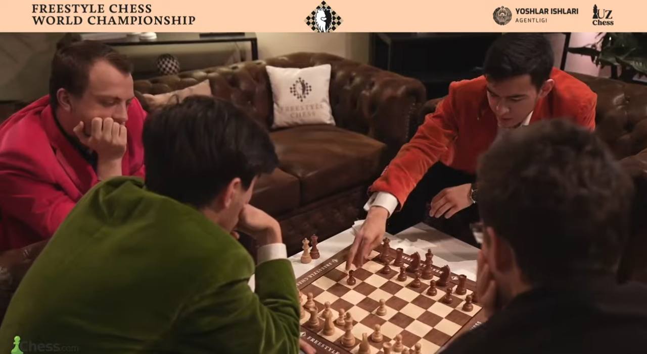 Чемпионат мира по шахматам FIDE Freestyle: Синдаров проиграл Магнусу, Абдусатторов обыграл Арджуна