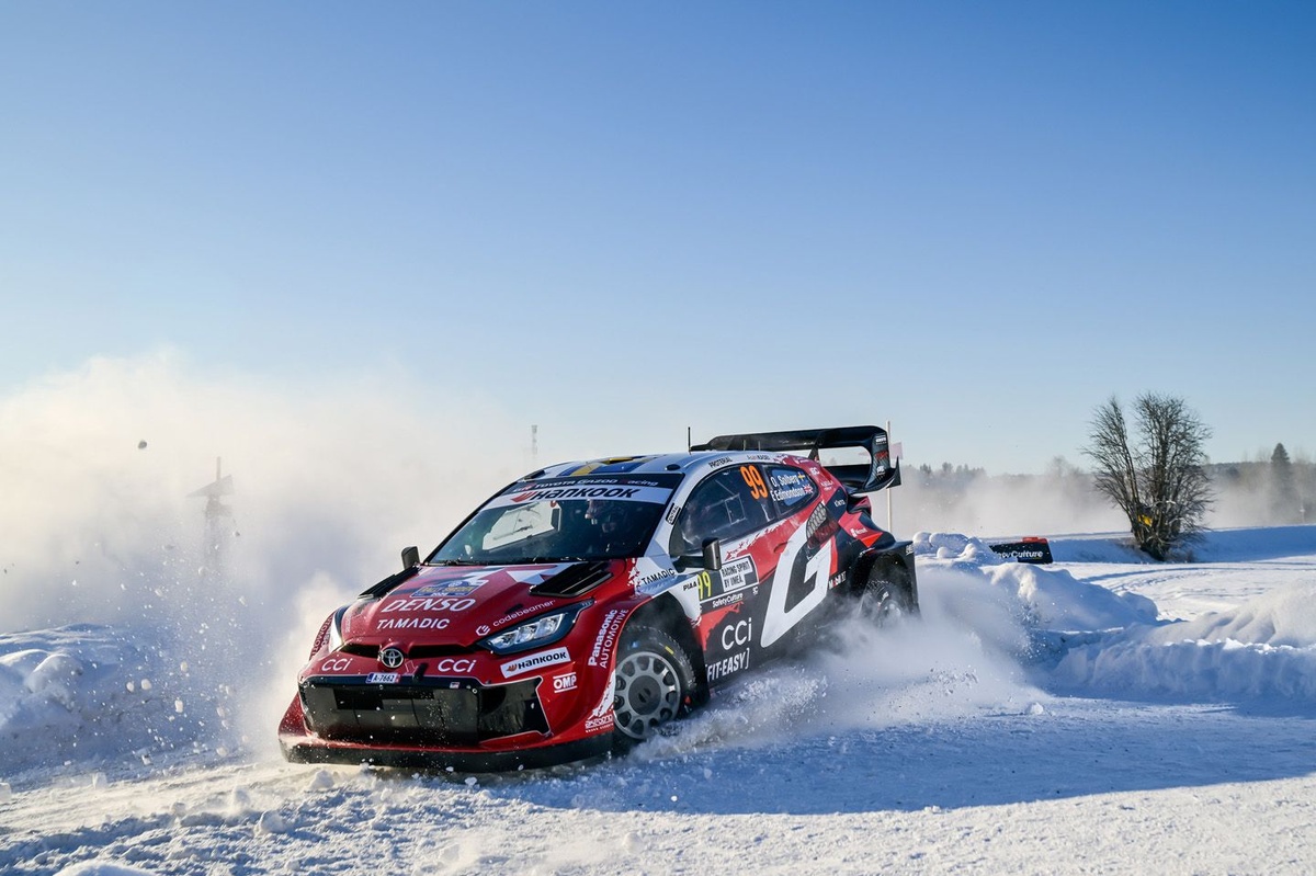 WRC Швеция: Оливер Сольберг лидирует